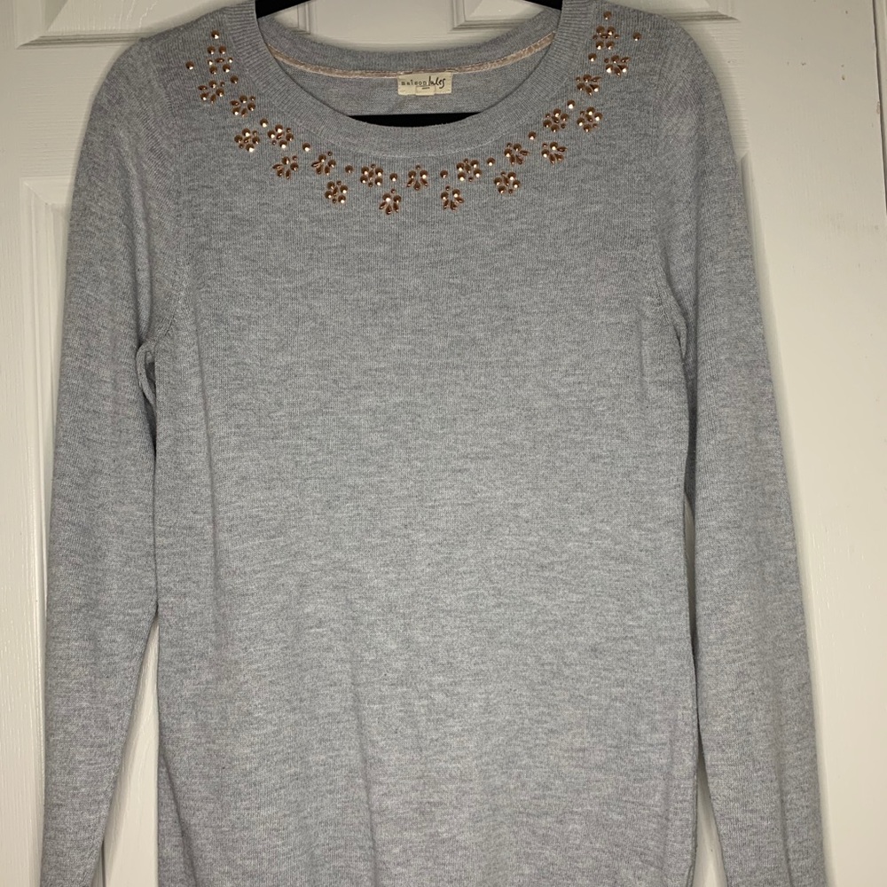 Grey sweater with rose gold collar details